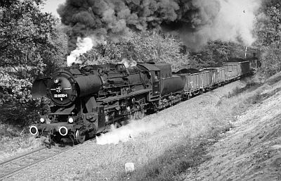 Die Lok 52 8020 am 19. Oktober 1986 von Bischeim nach Pulsnitz kurz vor der Weißen Brücke